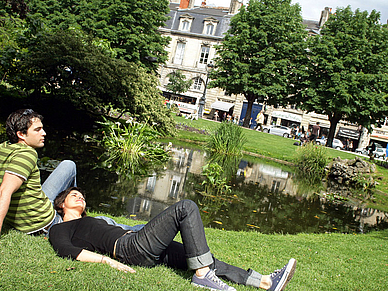 Park in Bordeaux, Französisch Sprachreisen für Erwachsene