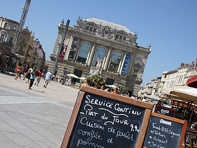 Cafés am Place de la Comédie, Französisch Sprachreisen für Erwachsene