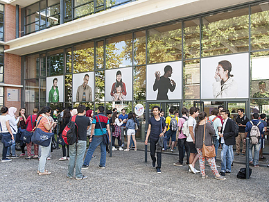 Vor der Sprachschule, Französisch Sprachschule Vichy