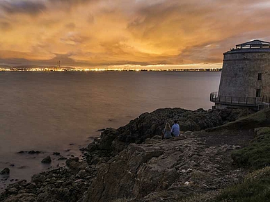 Abend am Martello Turm mit Blick auf Dublin, Englisch Sprachreisen für Erwachsene