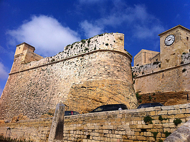 Altstadt von St. Julians, Englisch Sprachferien für Teenager Malta