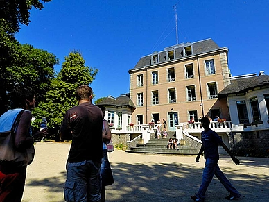 Gebäude der Schule, Französisch Sprachreisen für Erwachsene