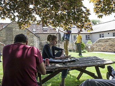 Pause im Schatten im Garten der Englisch Sprachschule in Oxford Wheatley