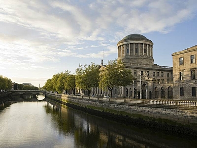 Four Courts und der Fluss Liffey, Englisch Sprachreisen für Schüler