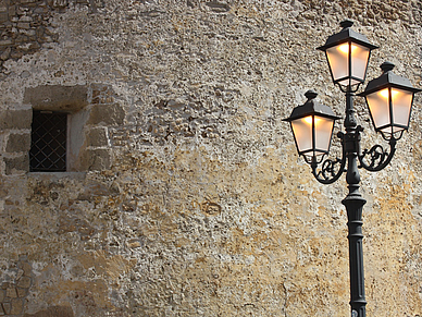 Straßenlaterne auf Sardinien, Italienisch Sprachreisen für Erwachsene