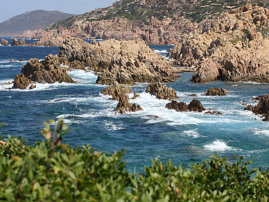 Felsformationen vor Sardinien, Italienisch Sprachreisen für Erwachsene