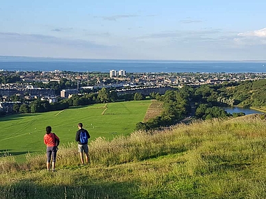 Spaziergänger am Arthur's Seat, Edinburgh - Business Englisch Sprachreise Schottland