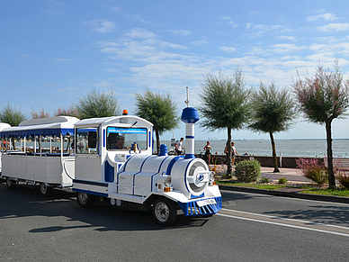 Bummelbahn an der Promenade, Sprachreisen Royan