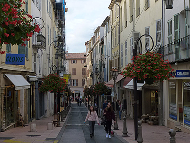 Straße in Antibes, Französisch Sprachreisen für Erwachsene