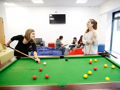 Billard-Partie in der Pause, Englisch Sprachschule Dublin