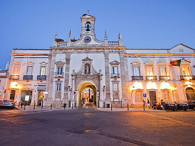 Torbogen Arco da Vila, Portugiesisch Sprachreisen für Erwachsene Portugal