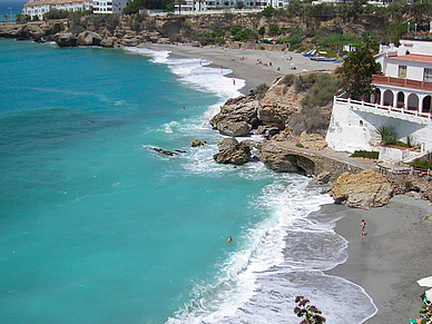 Türkis Wasser in Nerja, Spanisch Sprachreisen für Erwachsene