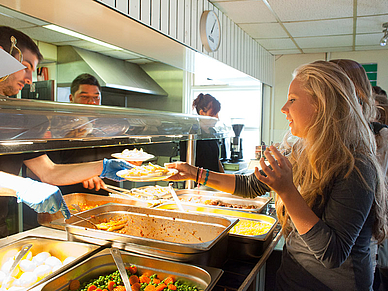 Mittagessen in der Cafeteria, Englisch Sprachschule Bournemouth Strand