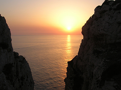 Sonnenuntergang hinter der Felsküste Sardiniens, Italienisch Sprachreisen für Erwachsene