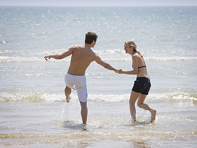 Baden am Strand von Torquay, Business Englisch Sprachreisen England