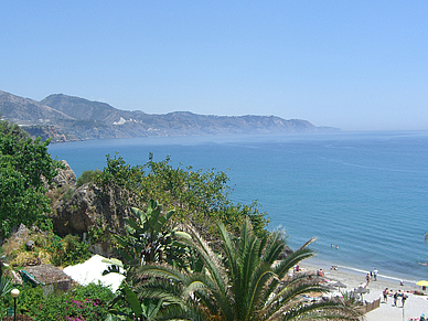 Badestrand und Berge in Nerja, Spanisch Sprachreisen für Erwachsene