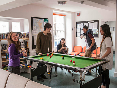 Aufenthaltsraum mit Billard, Englisch Sprachschule in Oxford Wheatley