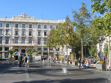 Wasserspiel in Antibes, Französisch Sprachreisen für Erwachsene