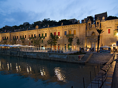 St Julians am Abend, Sprachreisen Malta Business Englisch