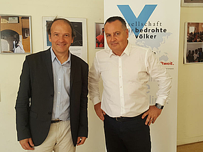 Joachim Pitsch von StudyLingua (rechts) mit Ulrich Delius von der GfbV